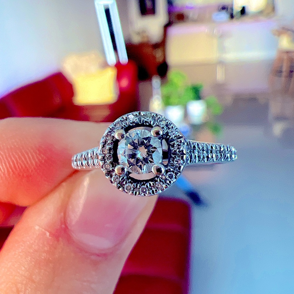 Gorgeous proposal engagement ring! I received a new one so I’m selling it 💋